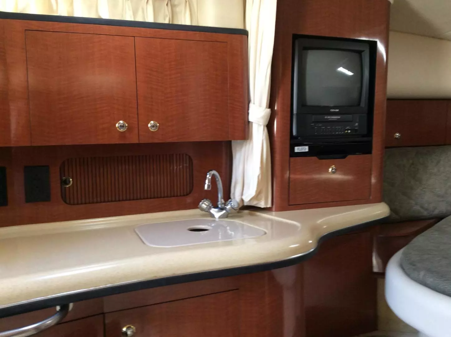 2003 Sea Ray 320 - Image 16