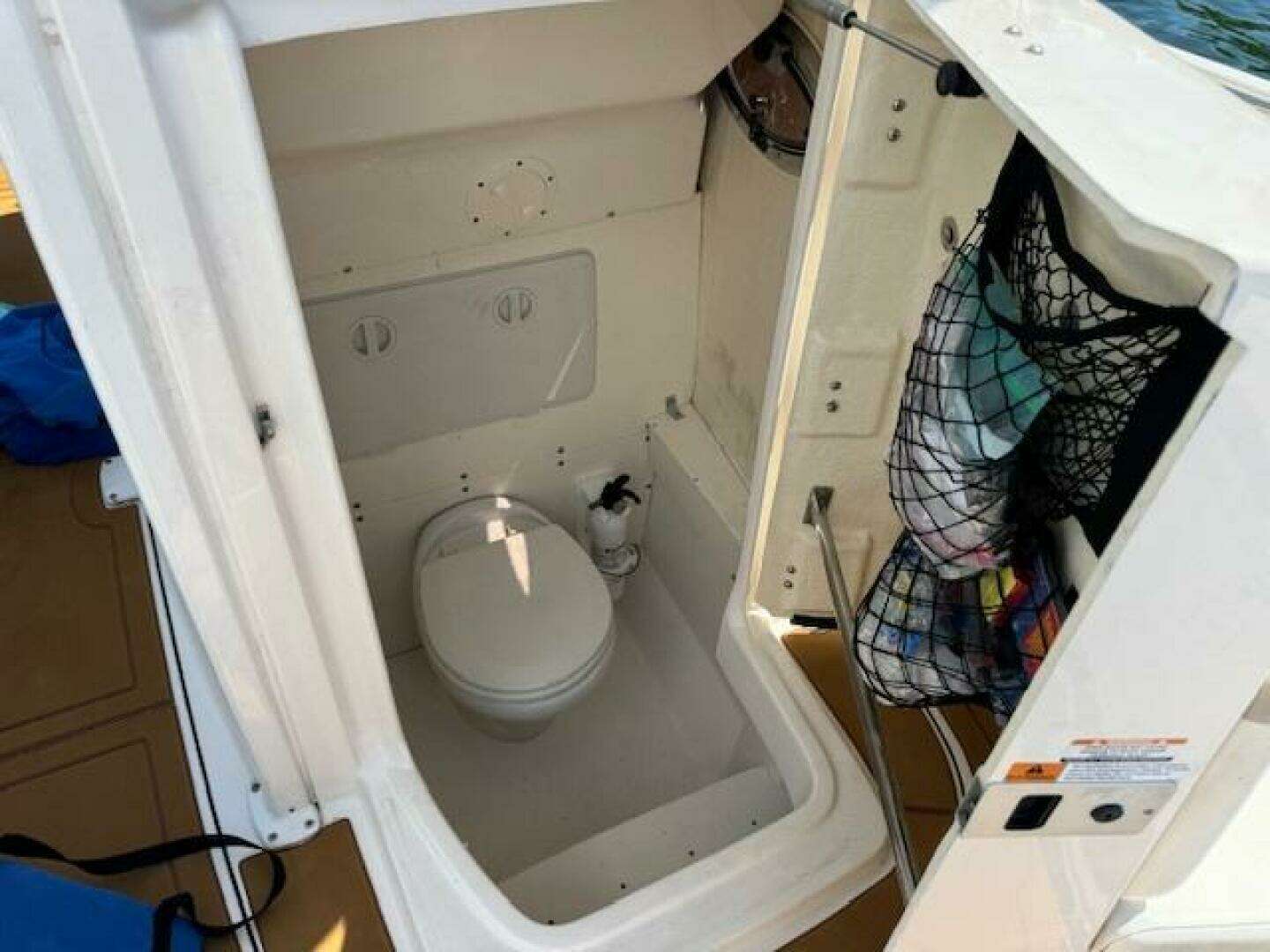 2021 Robalo R242 Center Console - Image 18