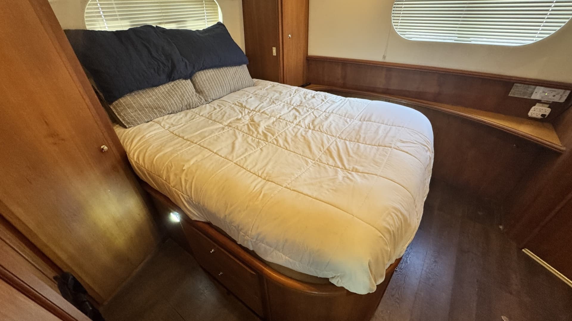 2003 Silverton 43 Motor Yacht - Image 54