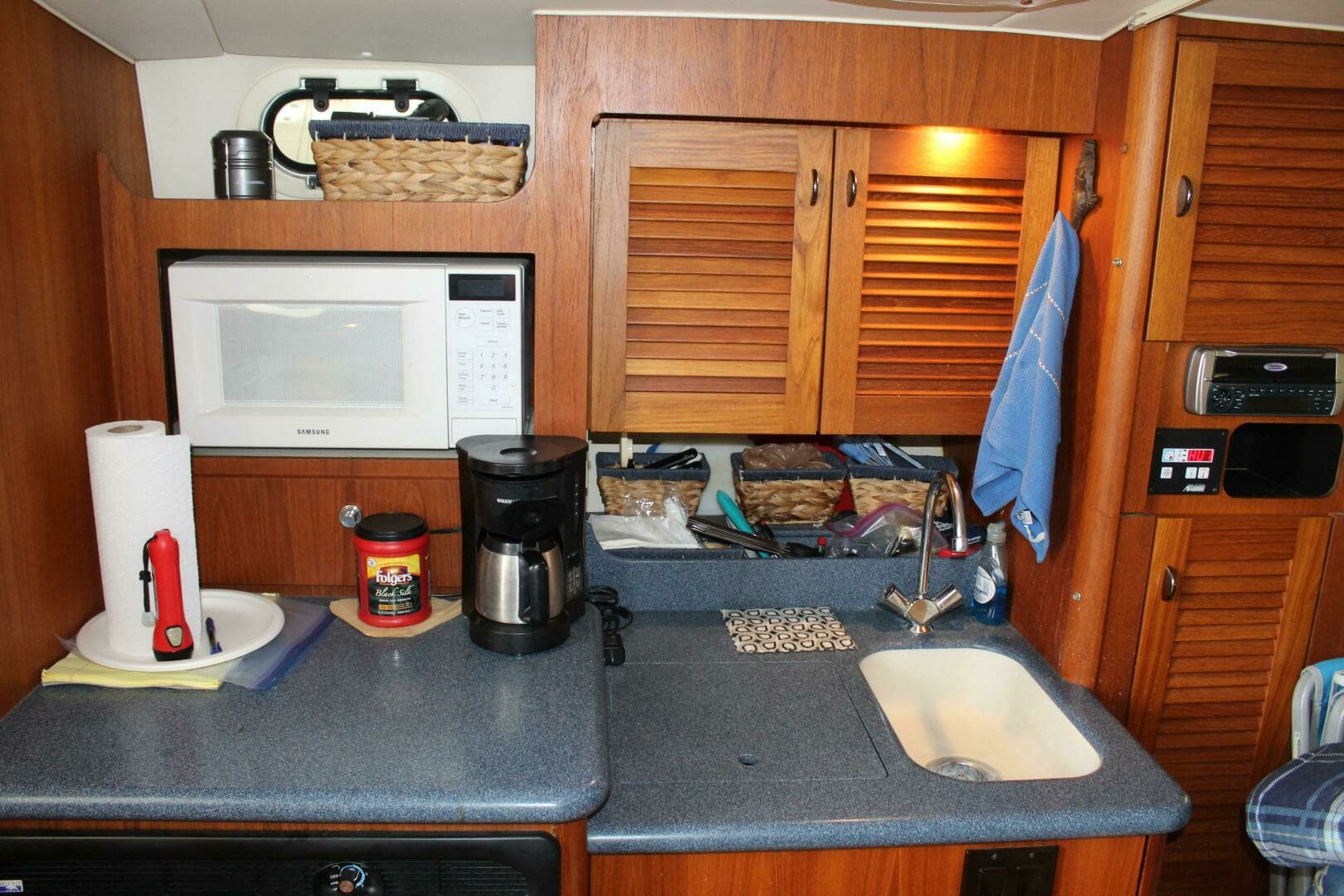 2001 Pursuit 3400 Express - Image 22