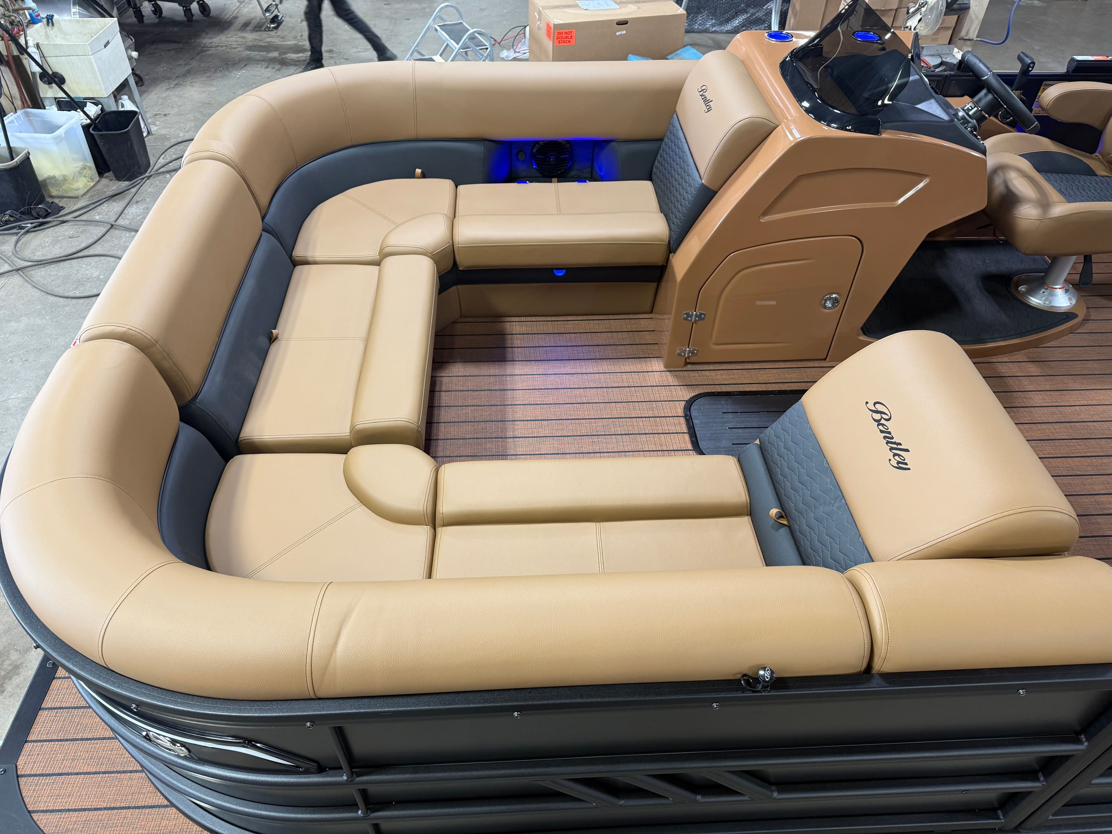 2026 Bentley Pontoons Elite 300HP Admiral 253 Quad Lounge Tritoon - 2