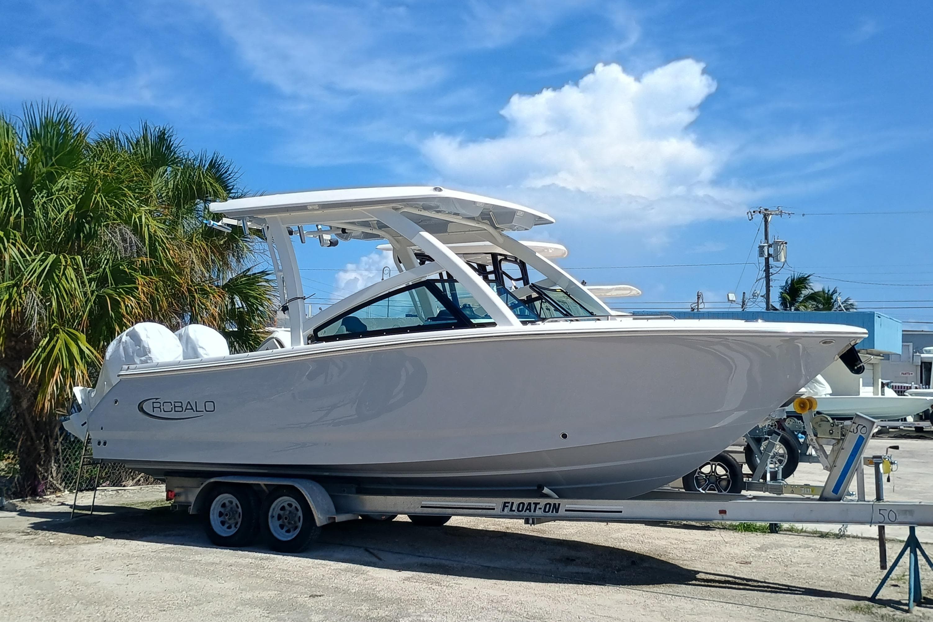 2025 Robalo R257 Dual Console