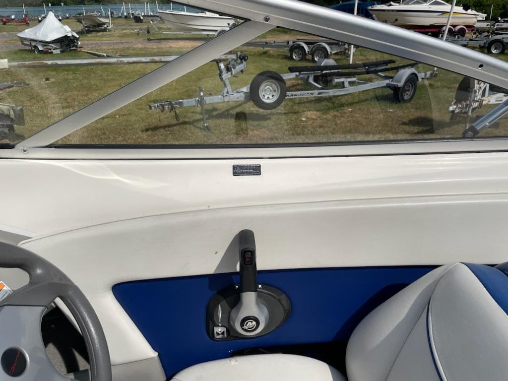 2007 Bayliner Discovery 215 boat interior with control lever and seating.
