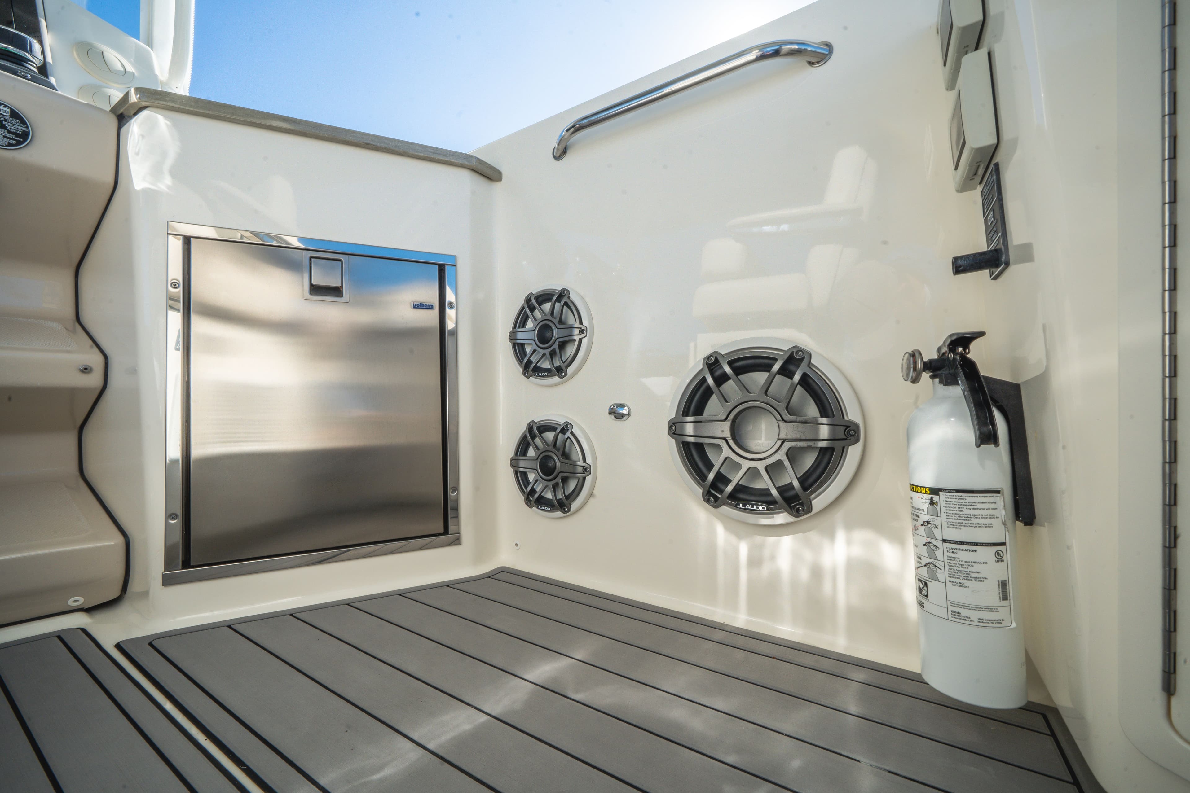 2021 Boston Whaler 350 Realm - 30