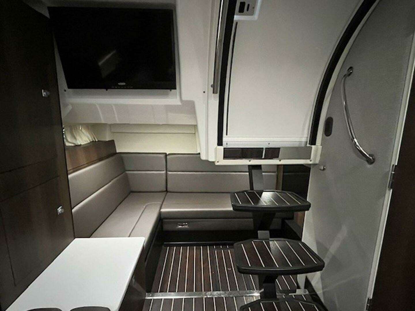 2018 Monterey 335 Sport Yacht - Image 4