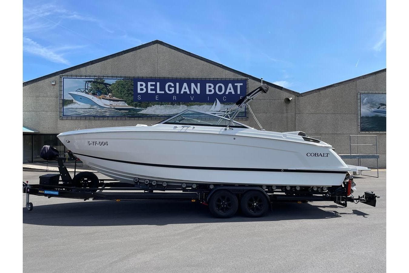 2021 Cobalt R6 boat on trailer at Belgian Boat Service facility.