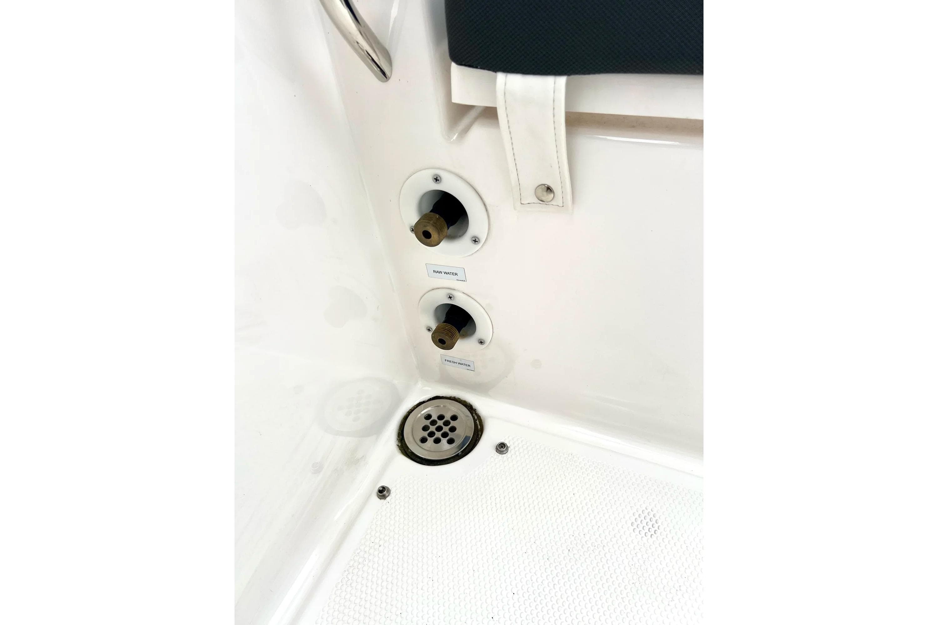 Yamaha Boats 2022 255 FSH Sport H, water connections and drain detail.