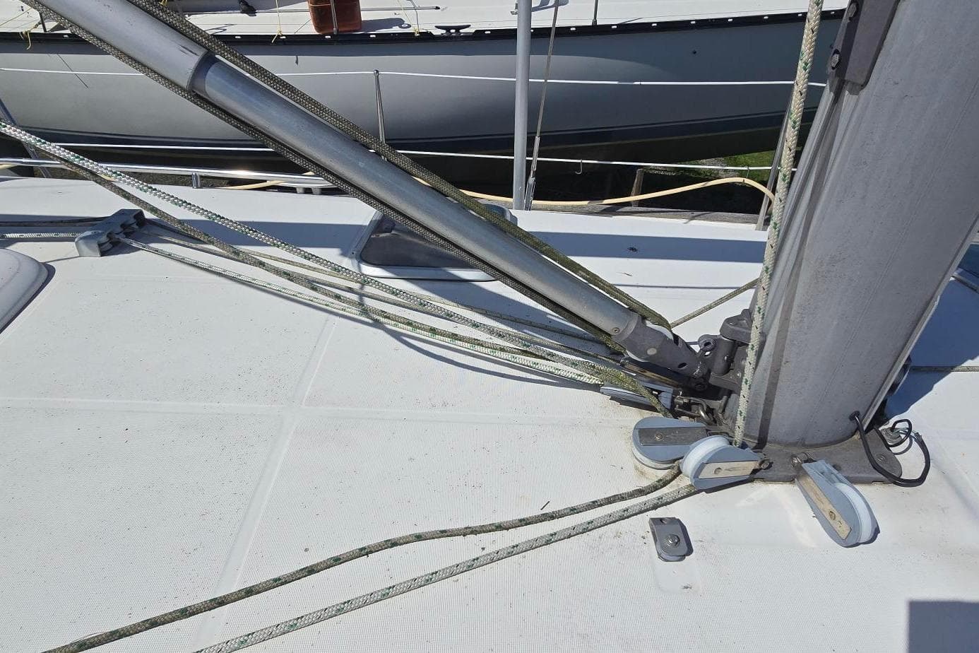 Deck view of a 1998 Beneteau Oceanis 411 sailboat, showing rigging and mast details.
