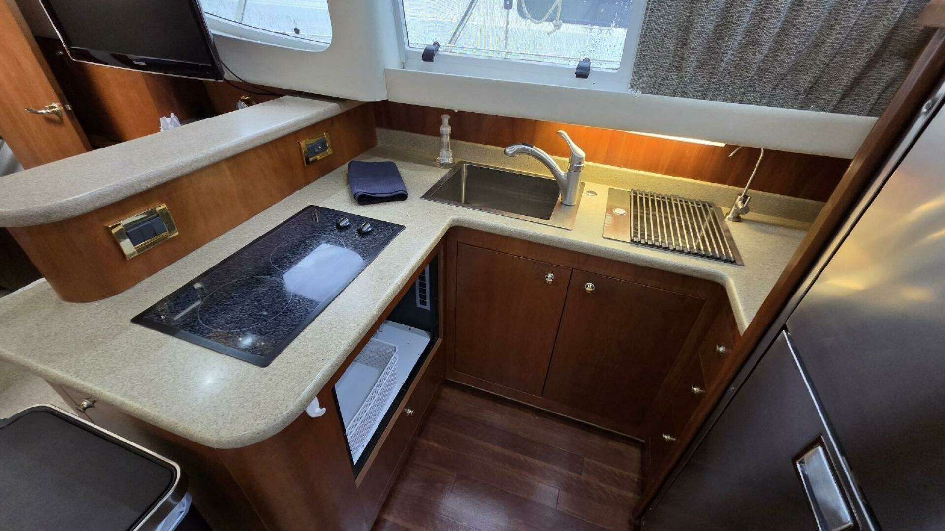 2000 Cruisers Yachts 4450 Express Motor Yacht - Image 40