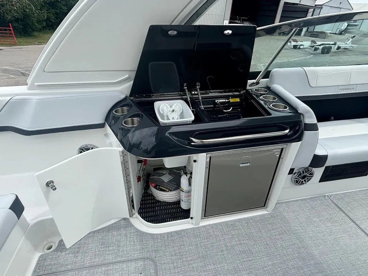 2025 Formula 350 Crossover Bowrider - 10