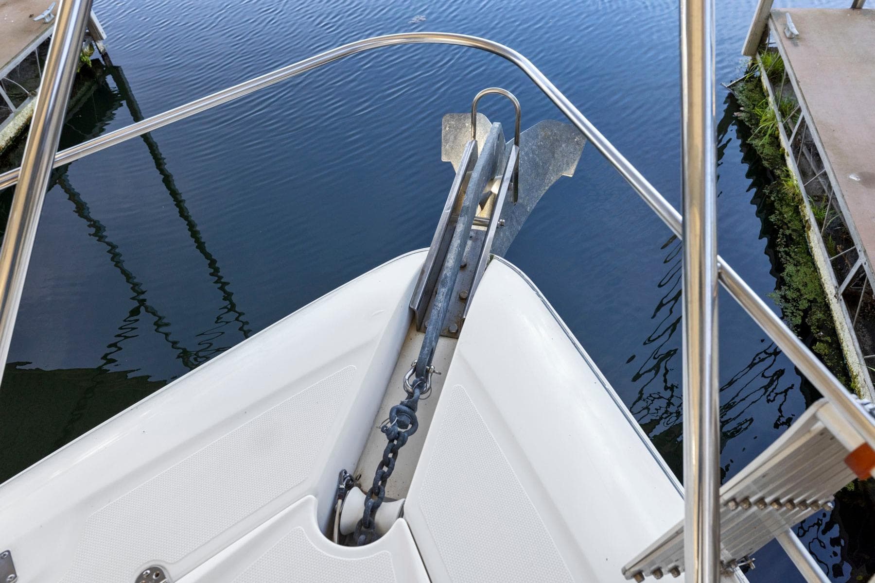 Bow view of 2008 Cruisers Yachts 447 Sport Sedan with anchor and railing.