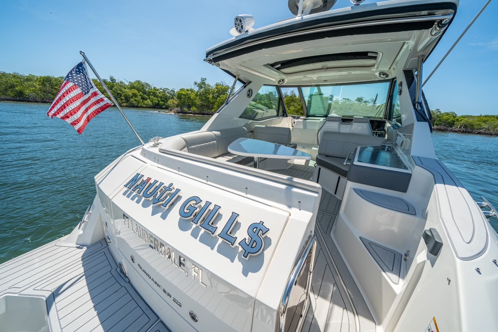 2021 Sea Ray 320 Sundancer - Image 2
