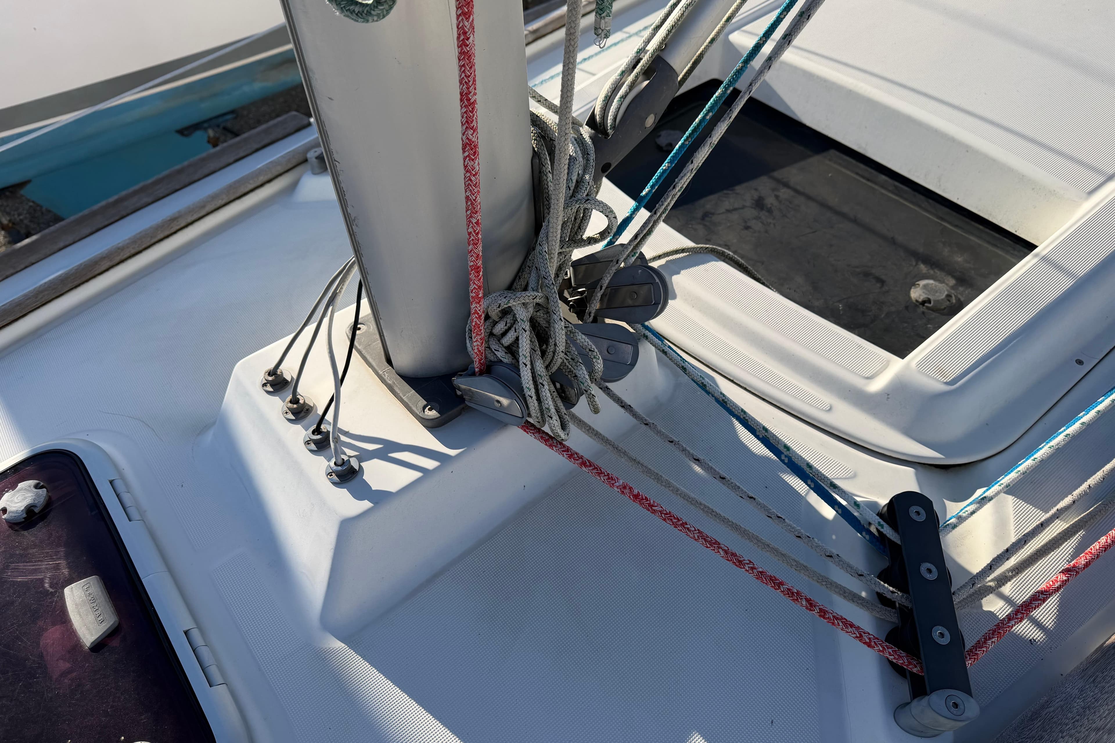 Deck rigging of a 2008 Beneteau 31 sailboat, featuring ropes and fittings.