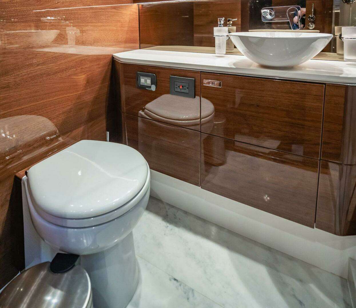 2019 Princess F55 - Image 31