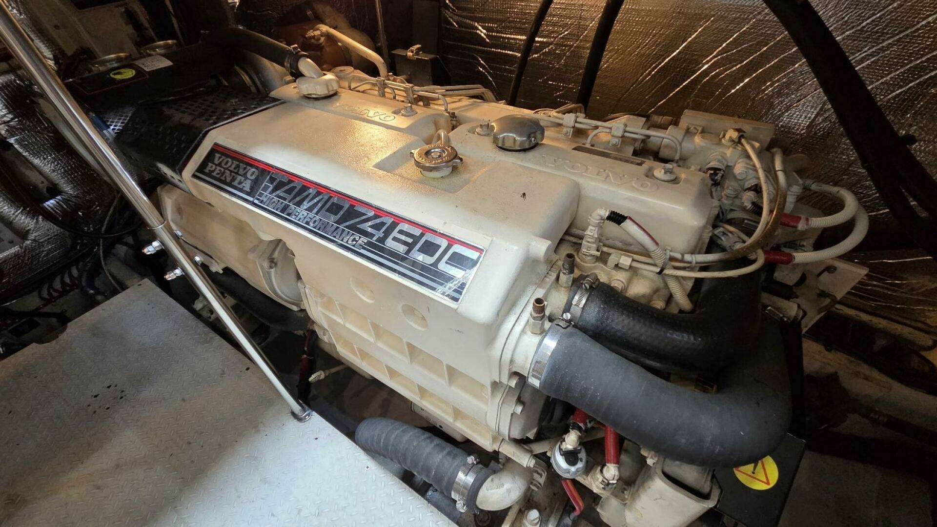 2000 Cruisers Yachts 4450 Express Motor Yacht - Image 68