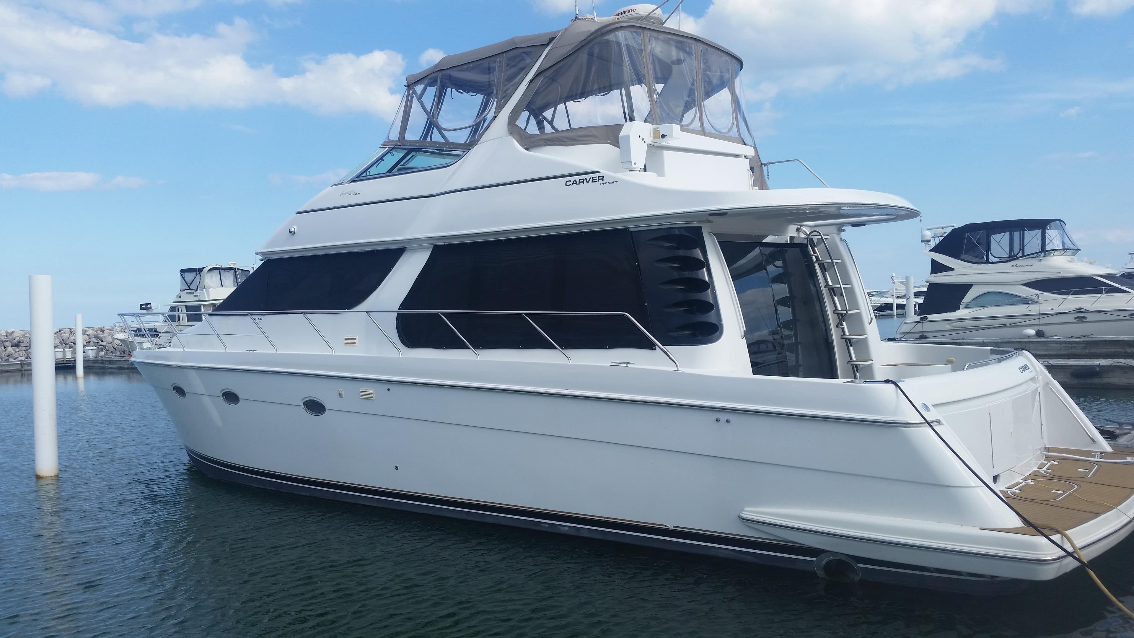 1999 Carver 530 Voyager Pilothouse yacht docked in a marina.