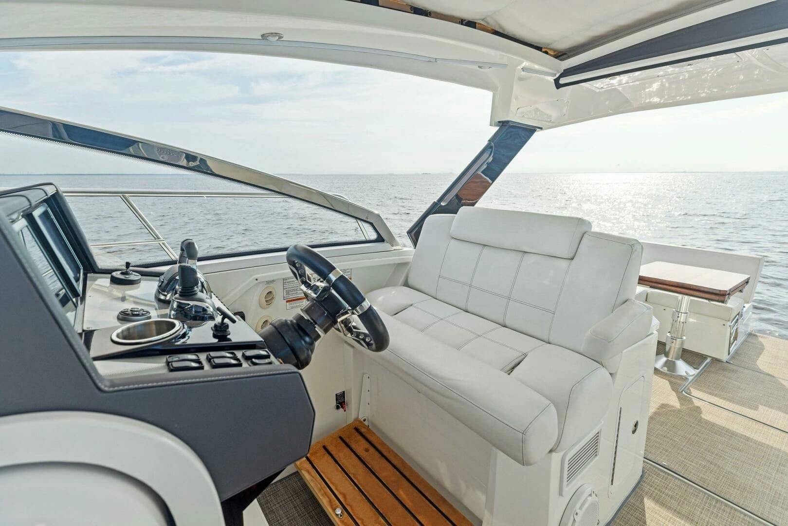 2015 Cruisers Yachts 390 Express Coupe - Image 2