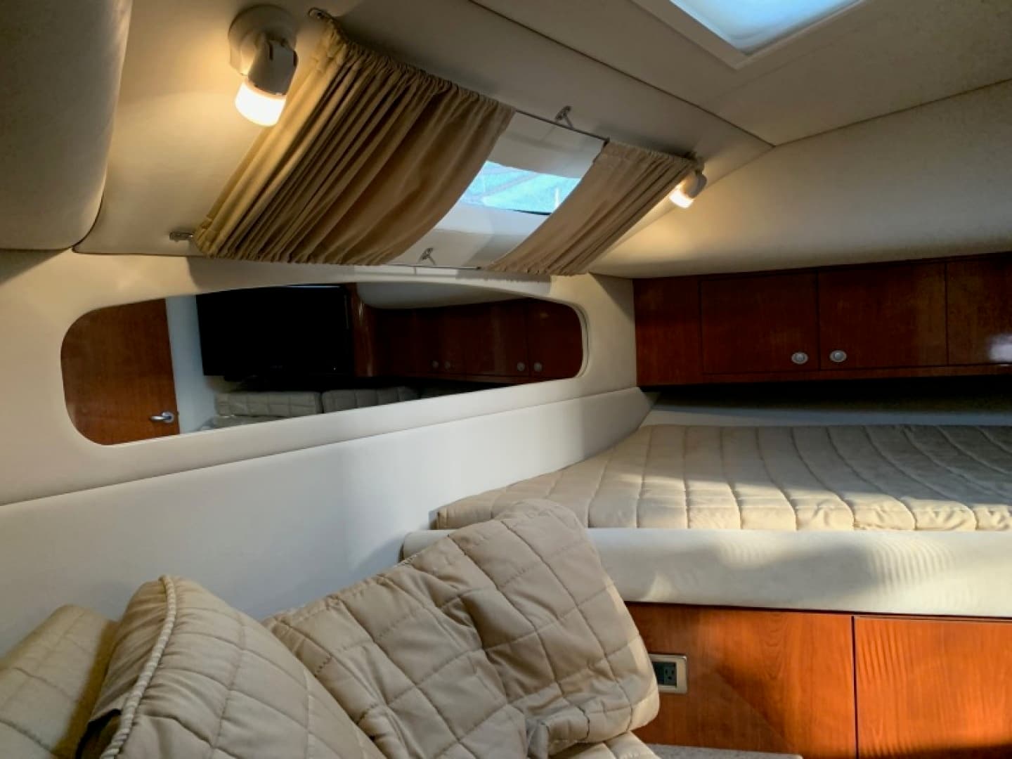 2004 Sea Ray 390 Motor Yacht - Image 56