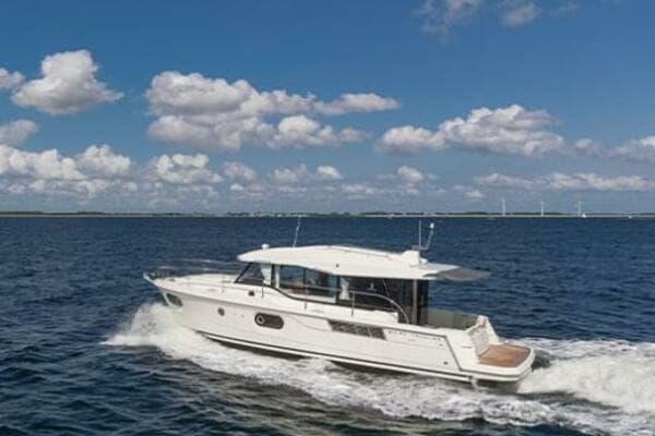 2026 Beneteau Swift Trawler Sedan - Image 1