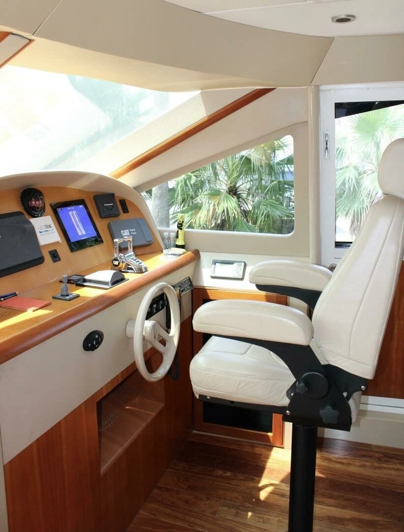 2007 Lazzara Yachts 74 Motor Yacht - Image 3