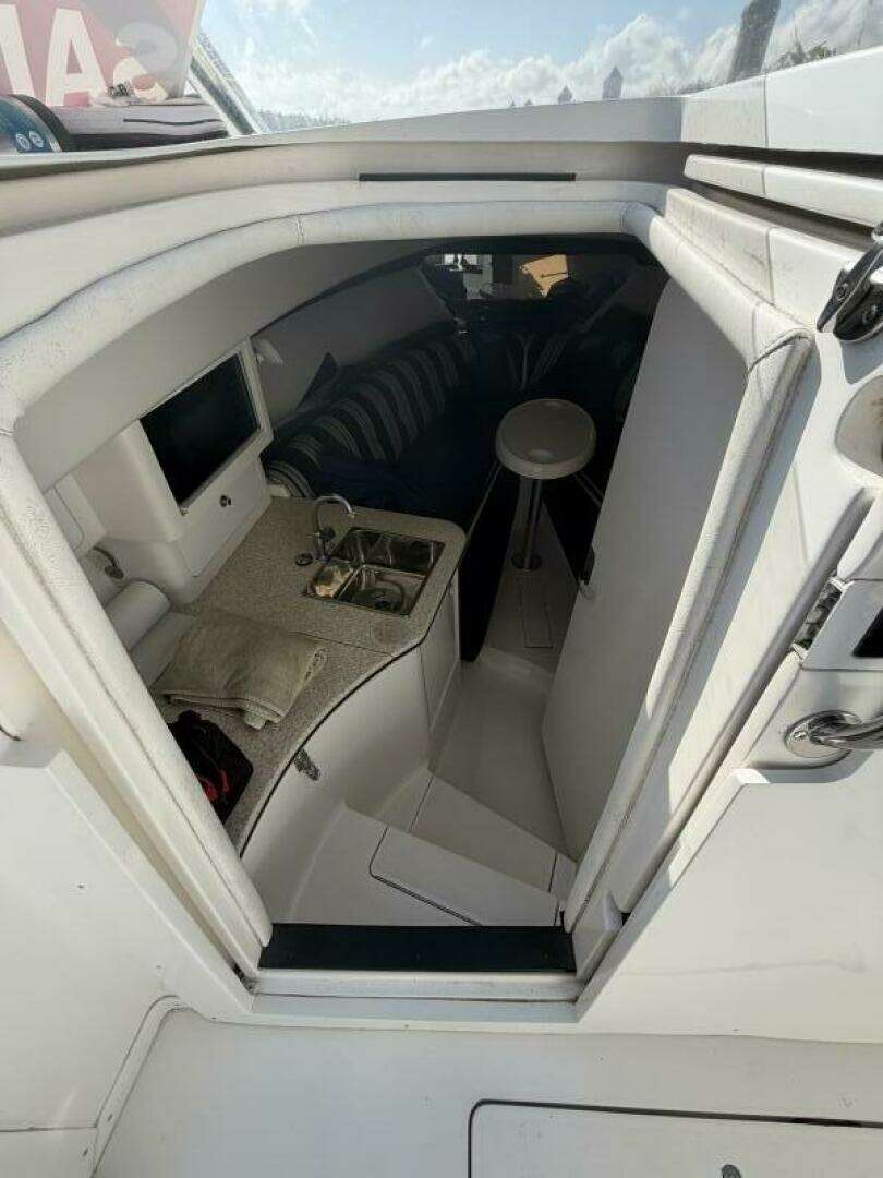 2003 Intrepid 310 - Image 23