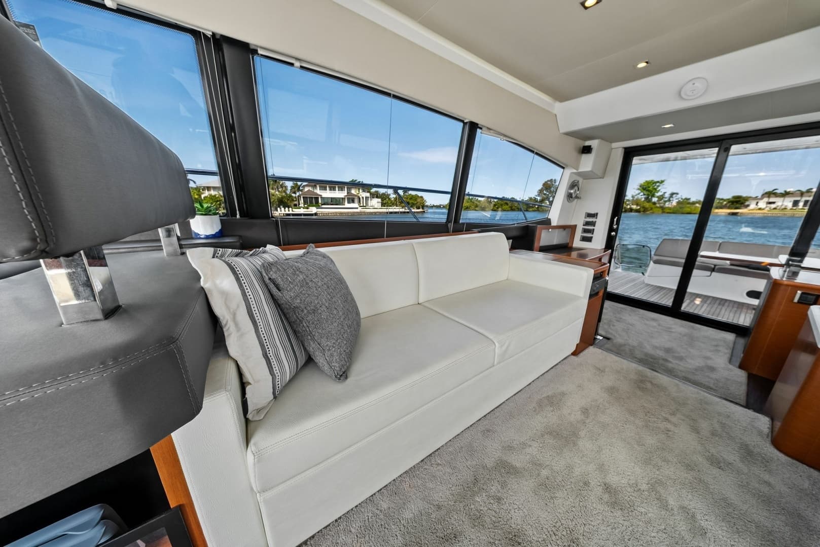 2015 Prestige 550 - Image 30