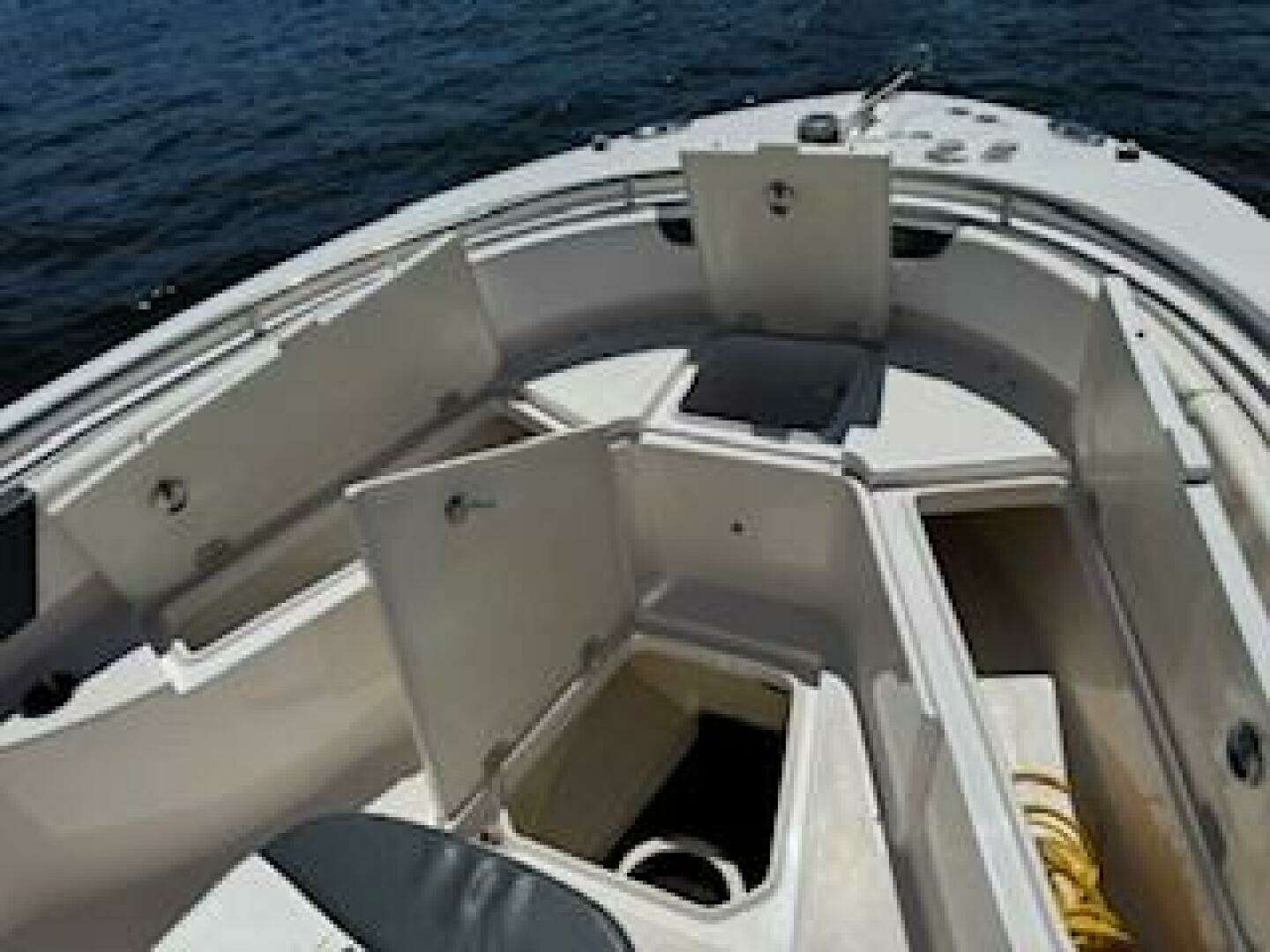 2022 Robalo R242 Center Console - Image 10