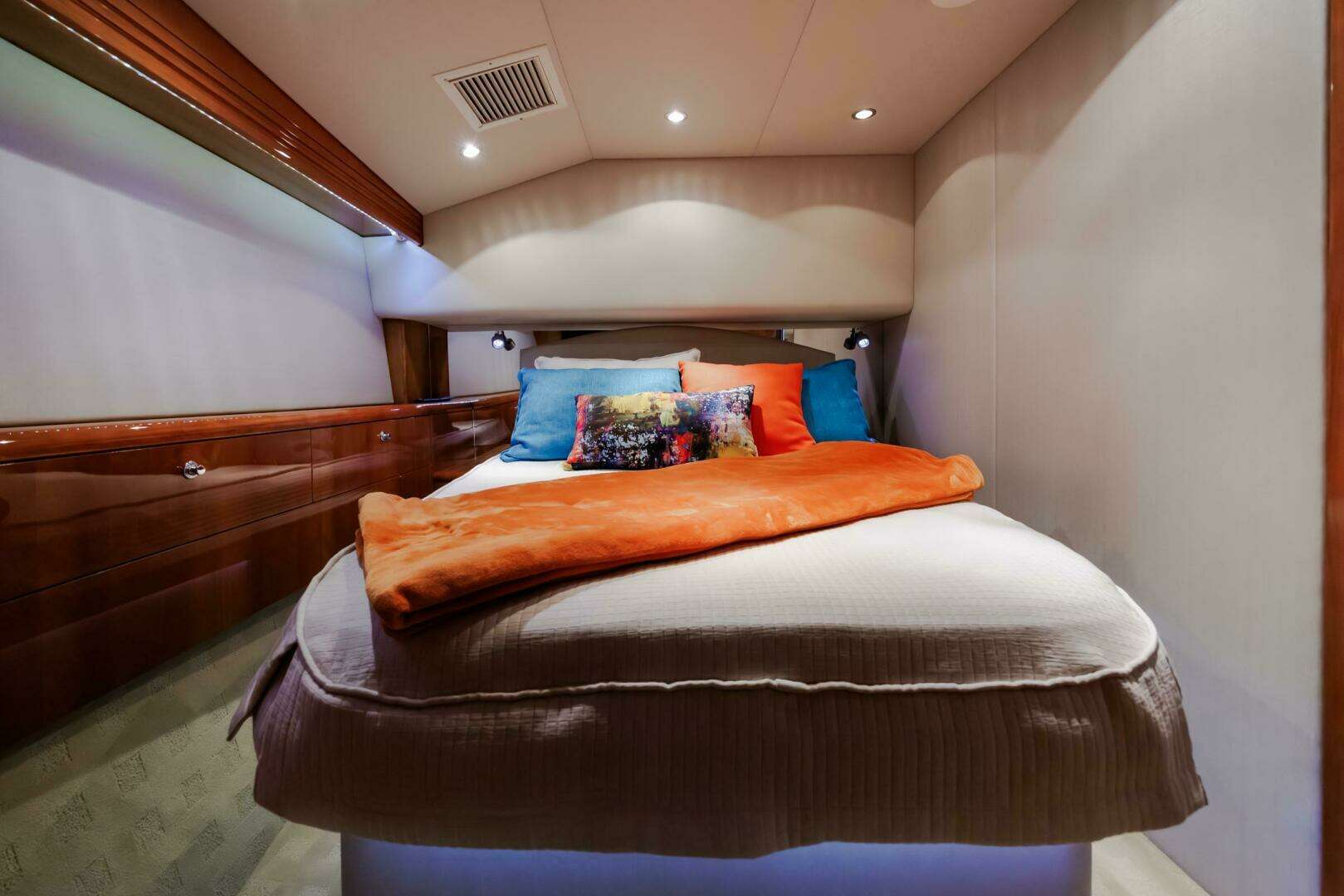 2005 Hatteras 50 Convertible - Image 32