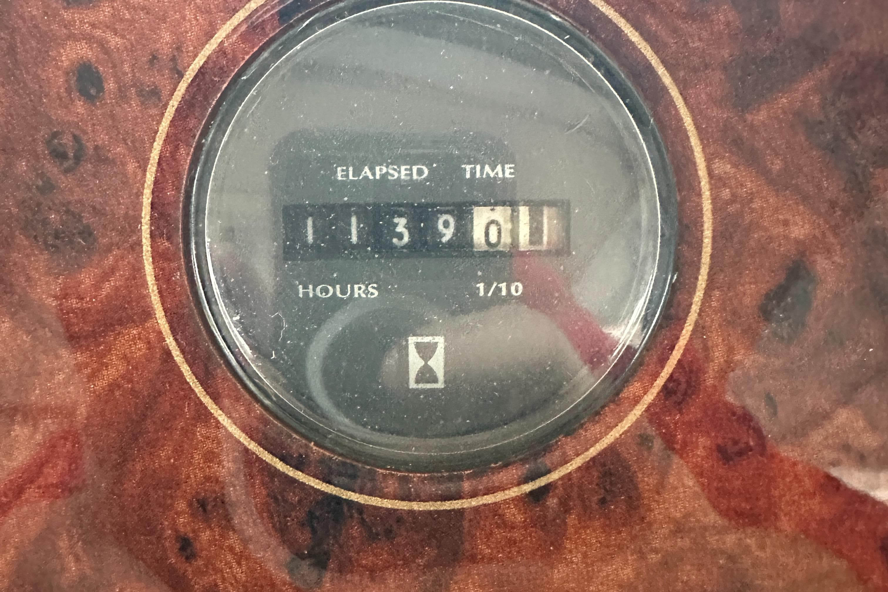 Hour meter showing 1390.1 hours on 1998 Maxum 3700 SCR boat.