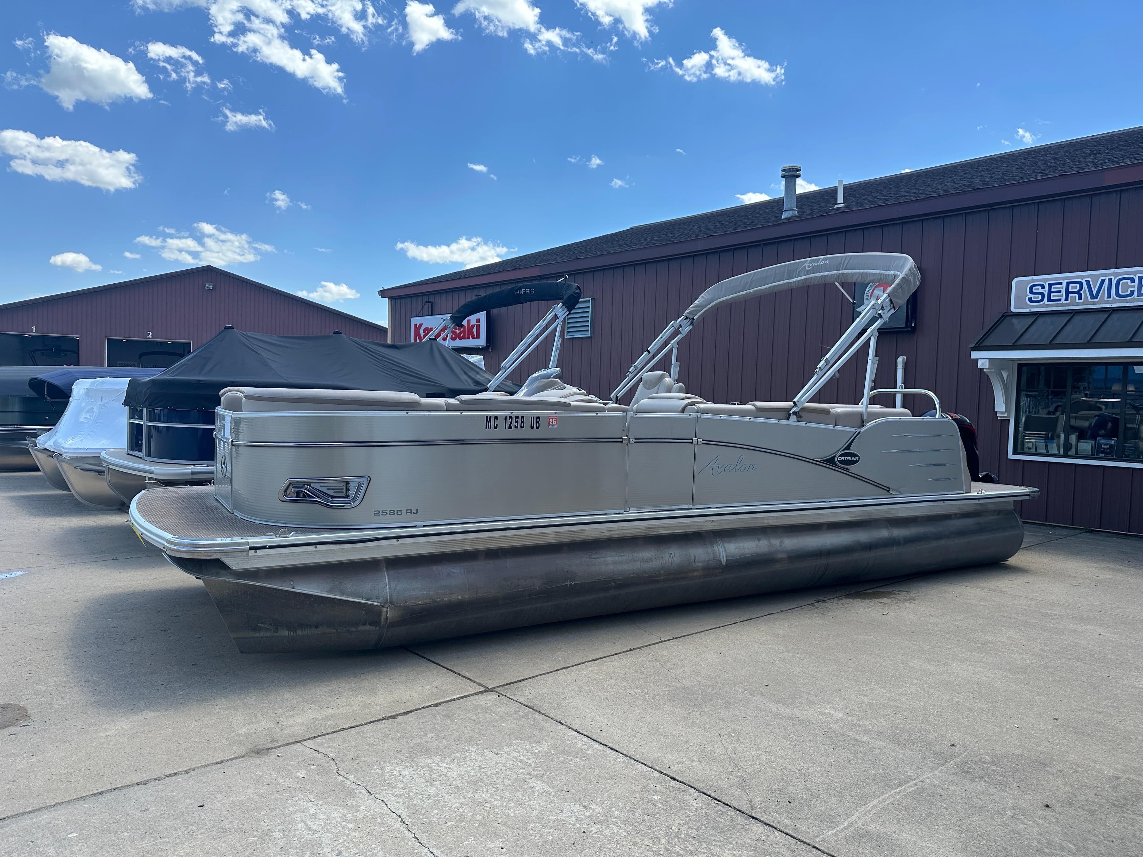 2018 Avalon Catalina Cruise 25' pontoon boat parked outside a service building.