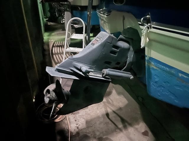 2000 Chaparral 240 SIGNATURE boat engine and propeller in storage.
