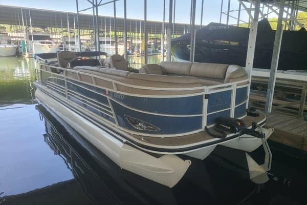 2018 Tracker REGENCY 254 LE3 - Image 1