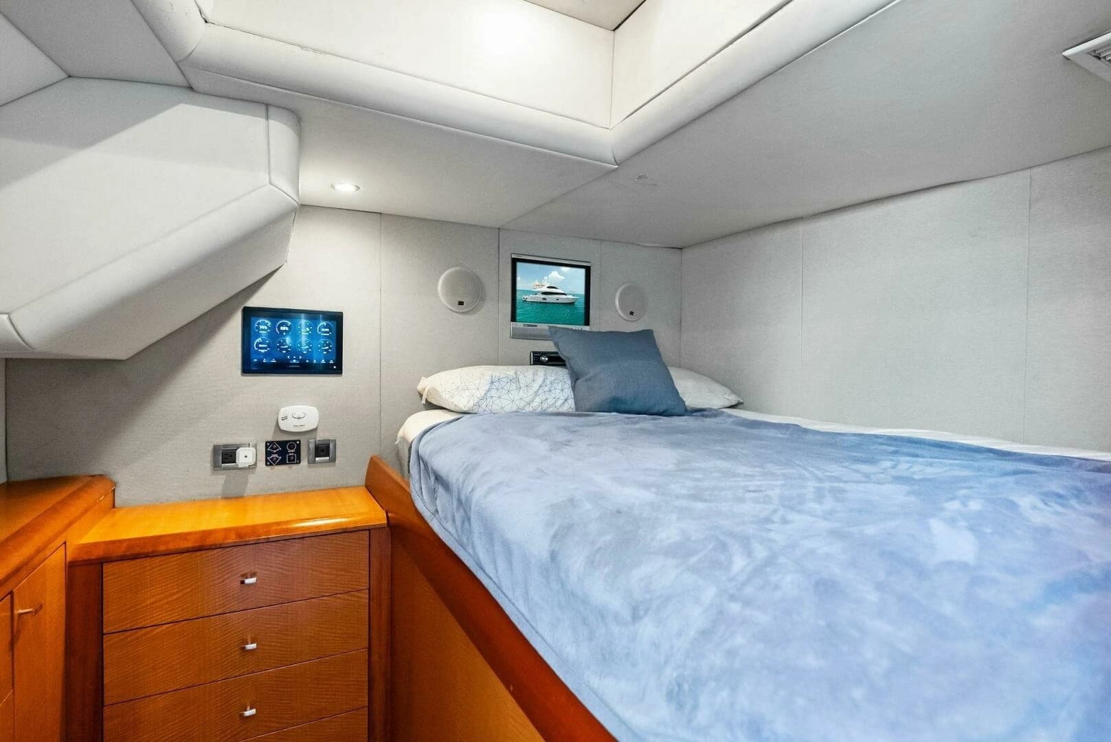 2006 Lazzara Yachts 84 Skylounge - Image 74