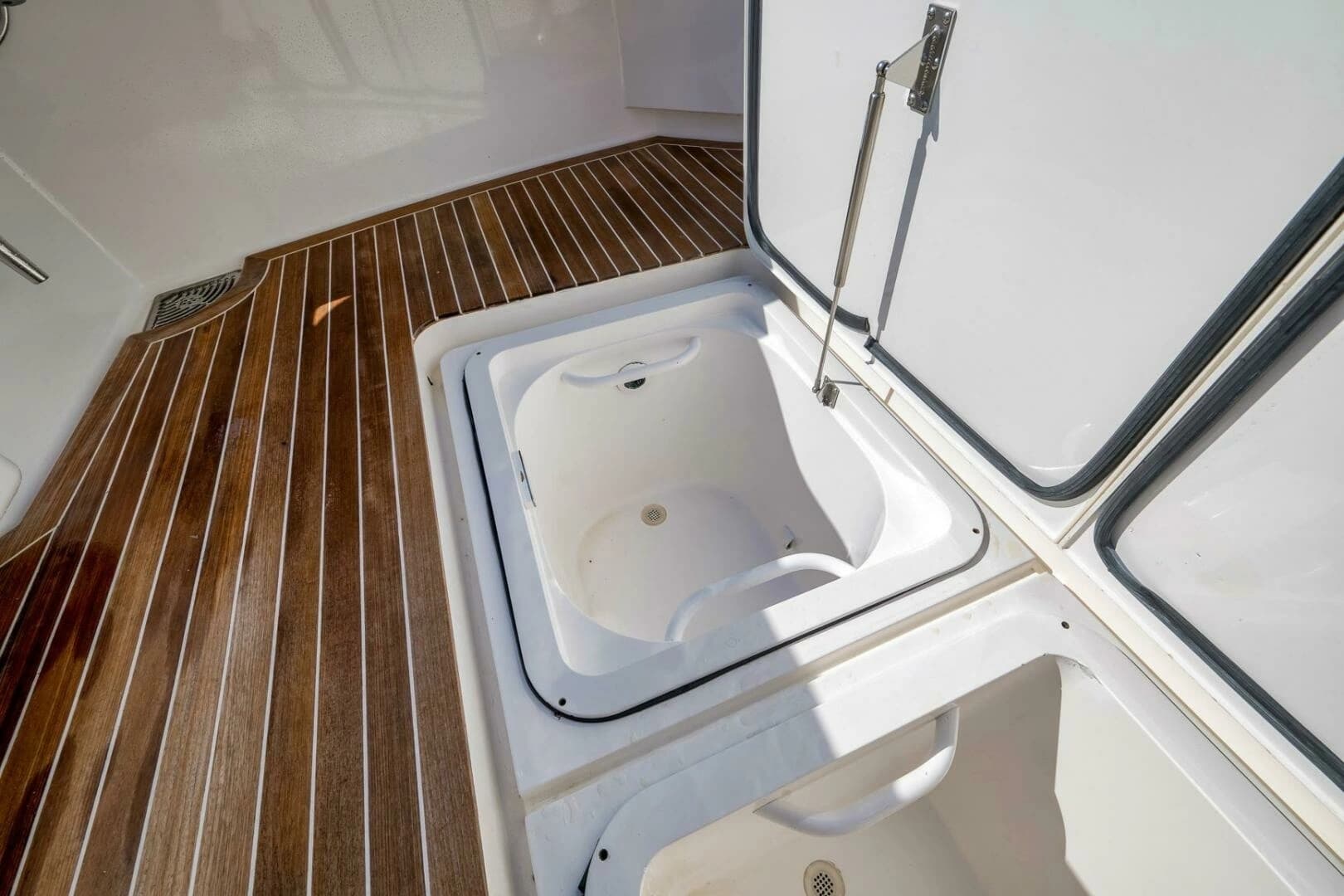 2011 Viking 76 Enclosed Bridge - Image 45