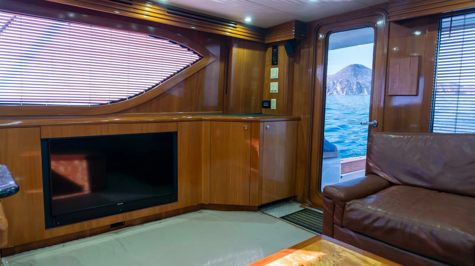 2001 Hatteras 60 Convertible - Image 16