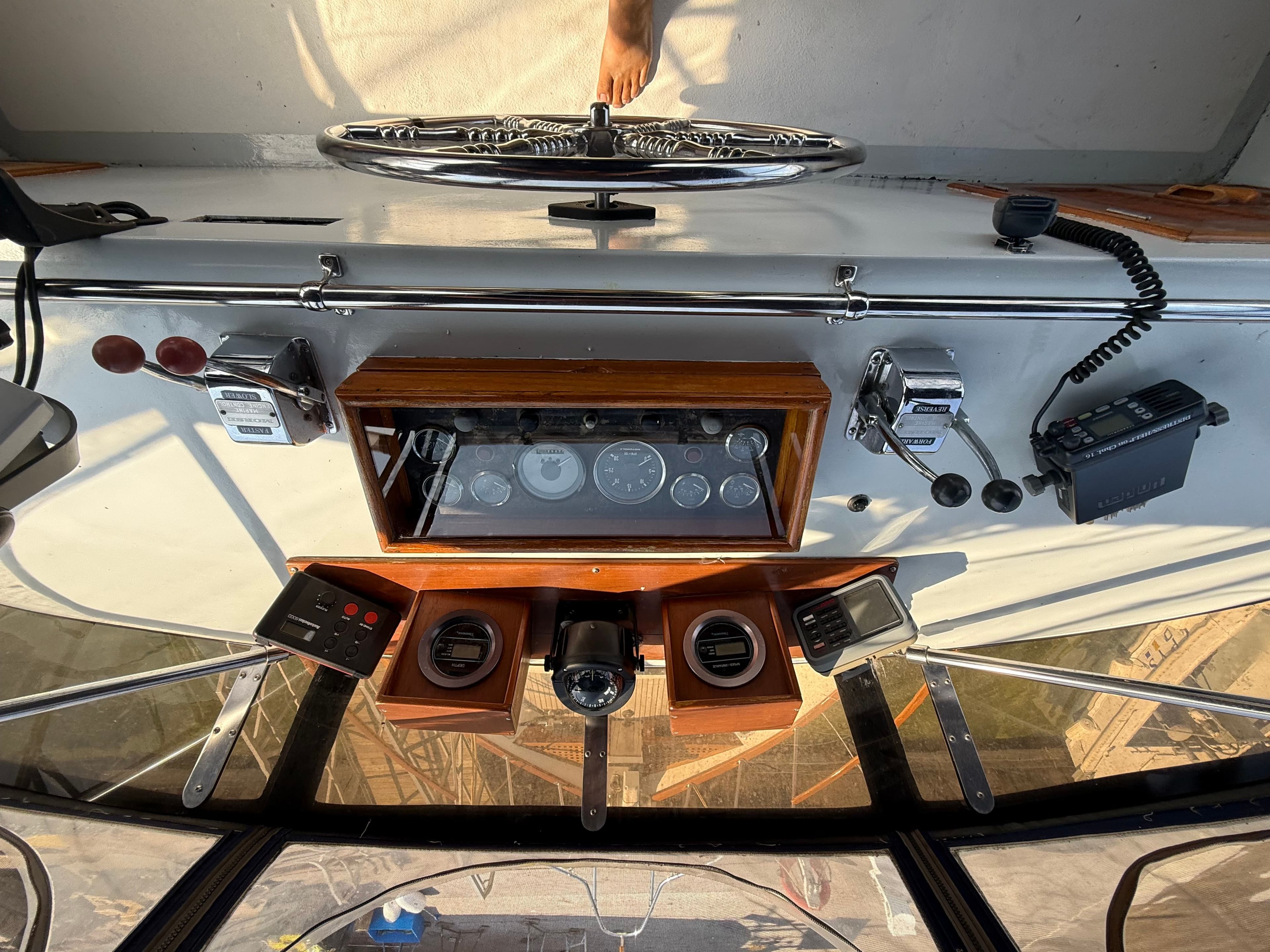 1986 Marine Trader Tri-cabin - 38