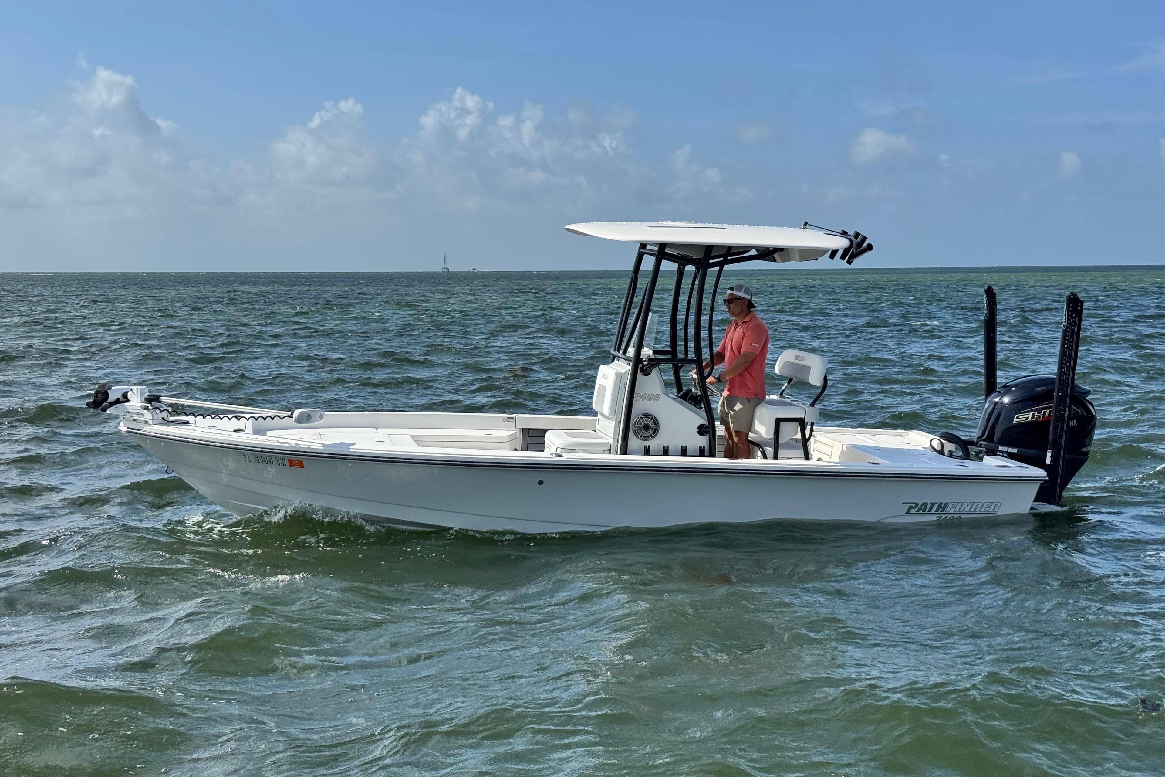 2022 Pathfinder 2400 TRS boat on water with driver.