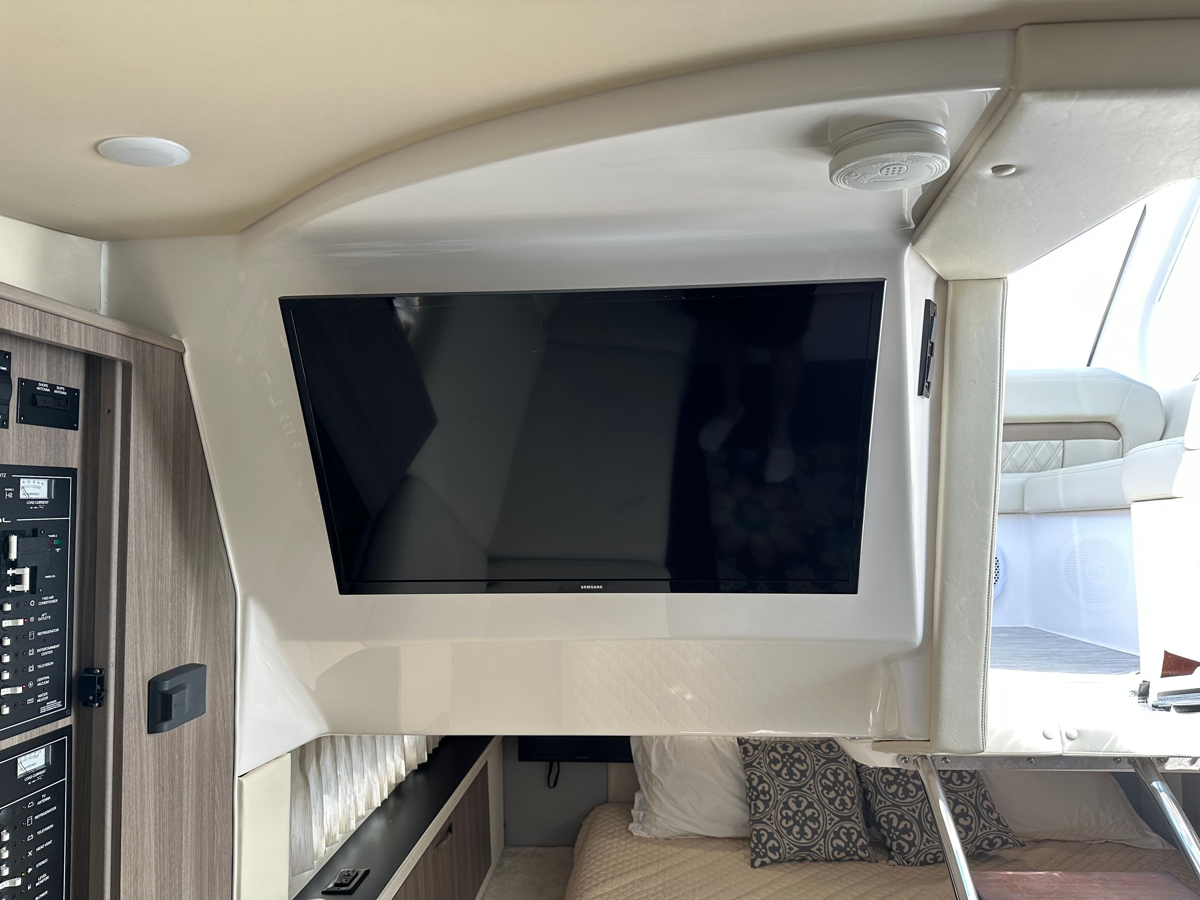 2019 Regal 33 Express - 28