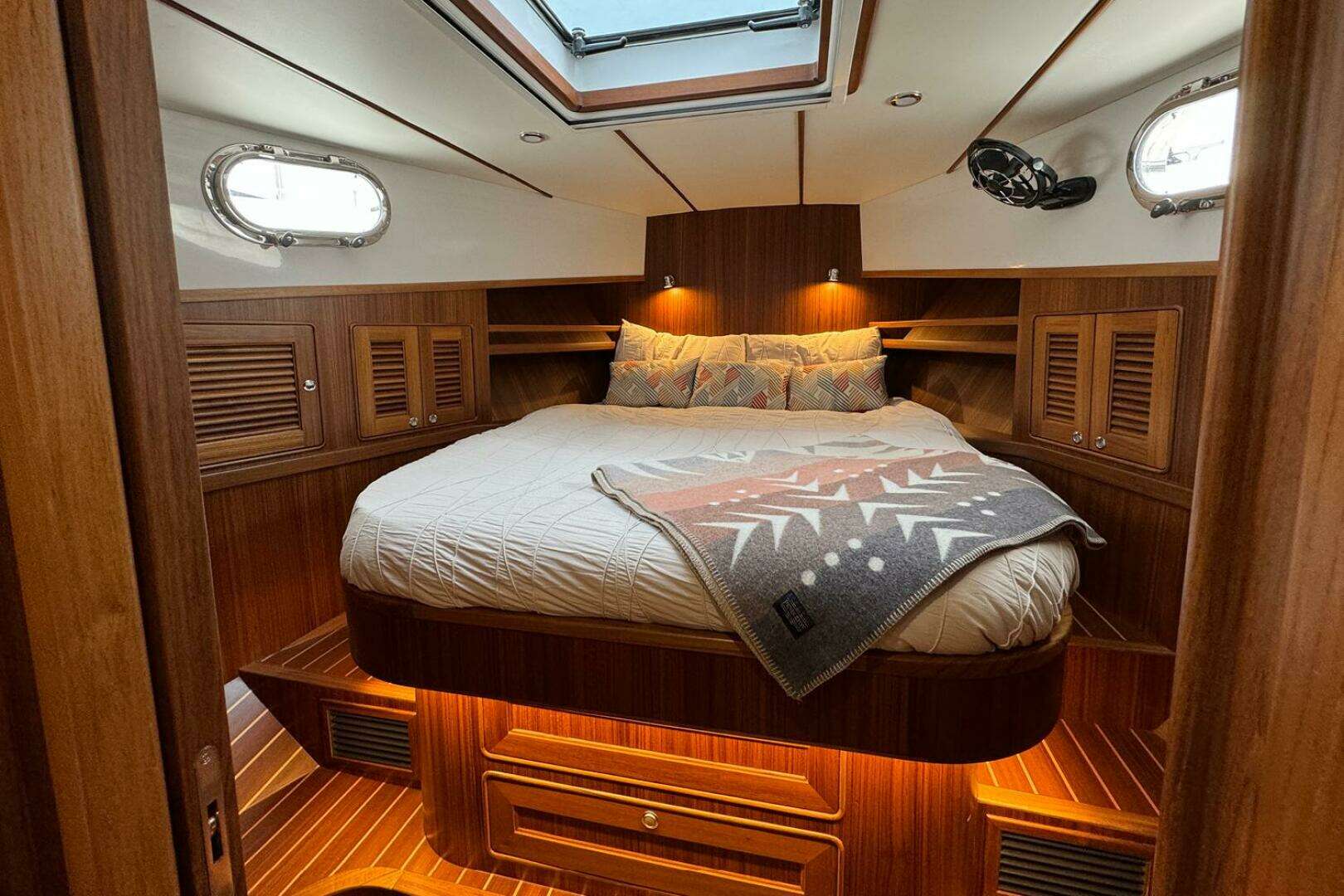 2026 Helmsman Trawlers 38 Sedan - Image 14
