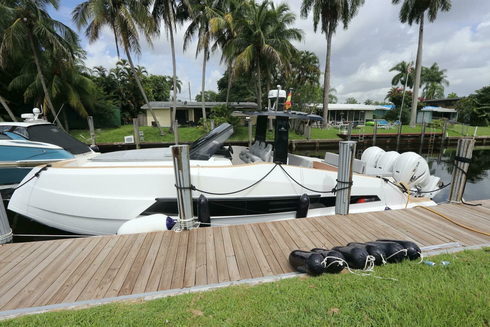 2024 Astondoa 377 Coupe Outboard - Image 8