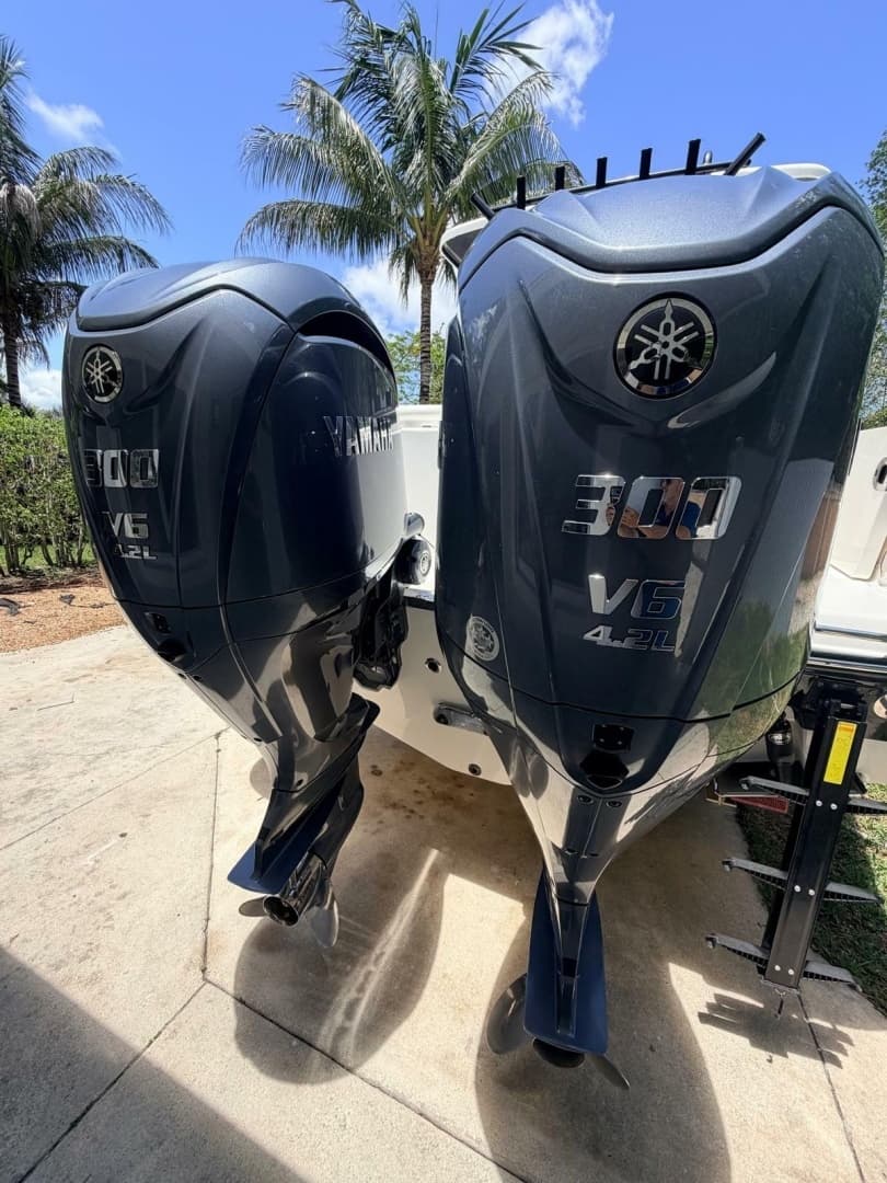 2022 Robalo R302 Center Console - Image 8