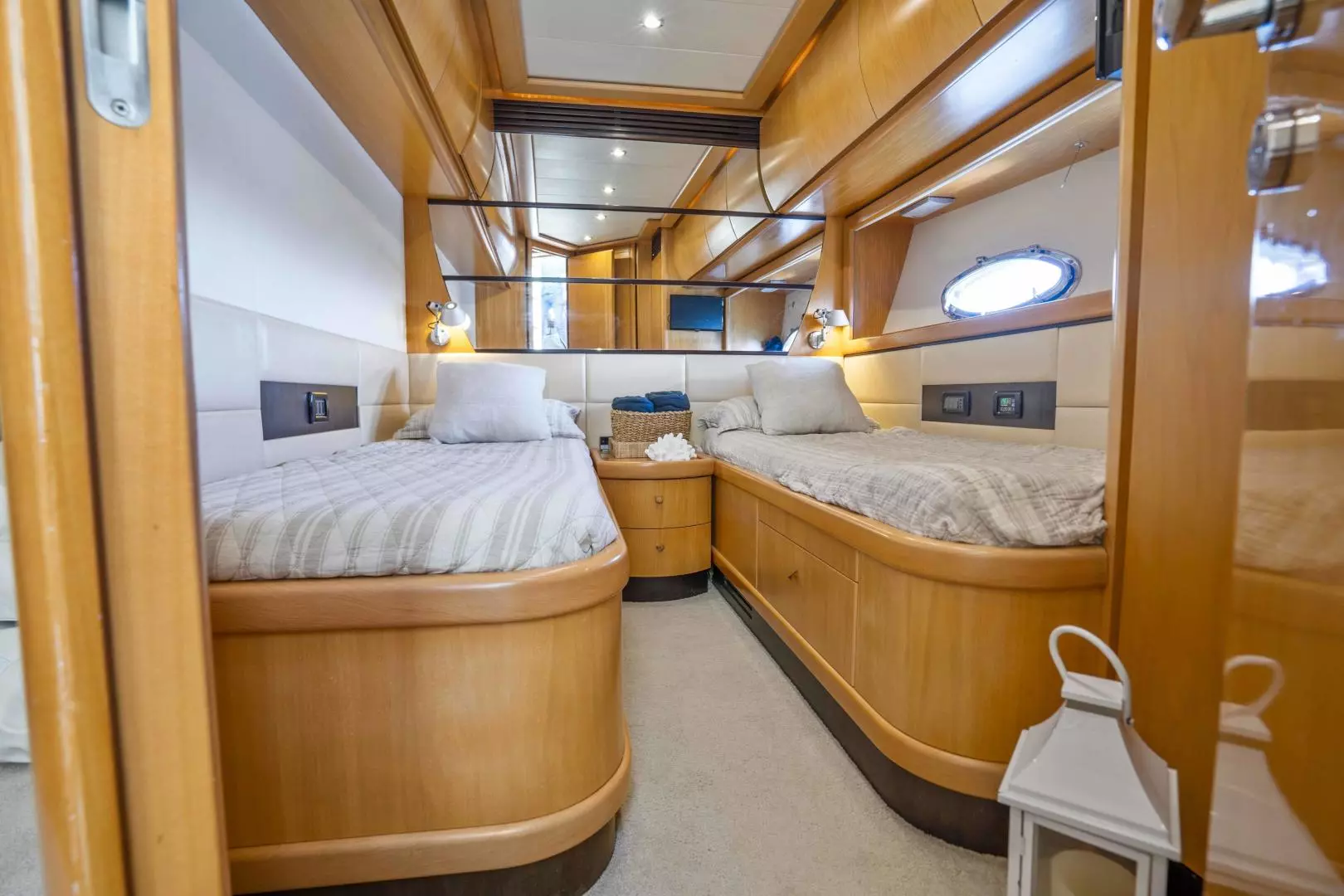 2005 Pershing 76 Motor Yacht - Image 28
