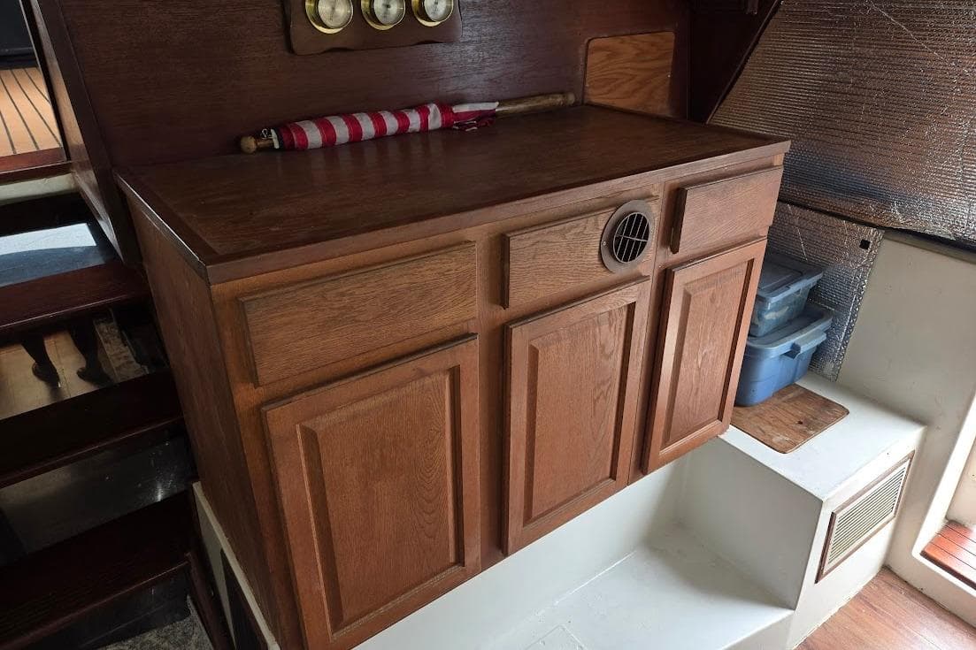 1987 Bayliner 4550 Motoryacht interior with wooden cabinetry and nautical decor.