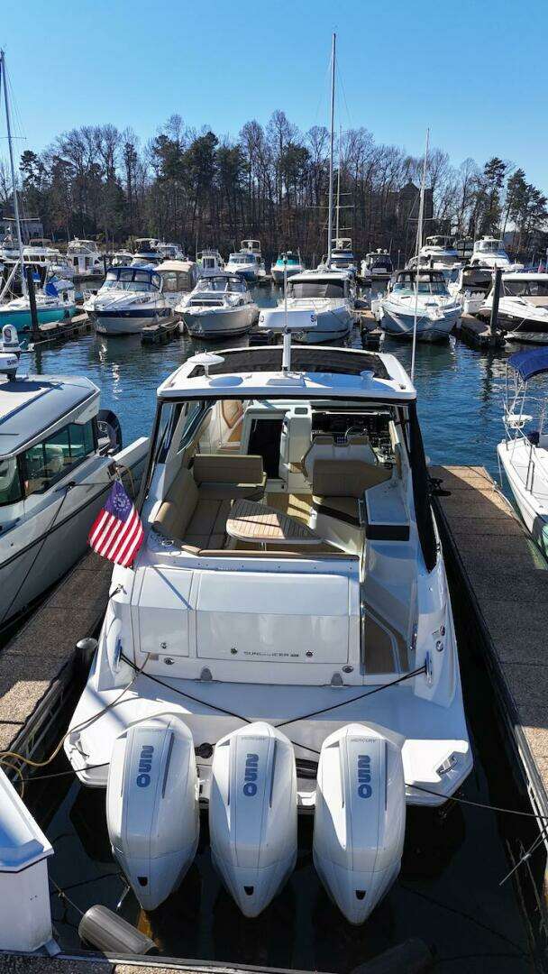 2023 Sea Ray 320 Outboard - Image 8