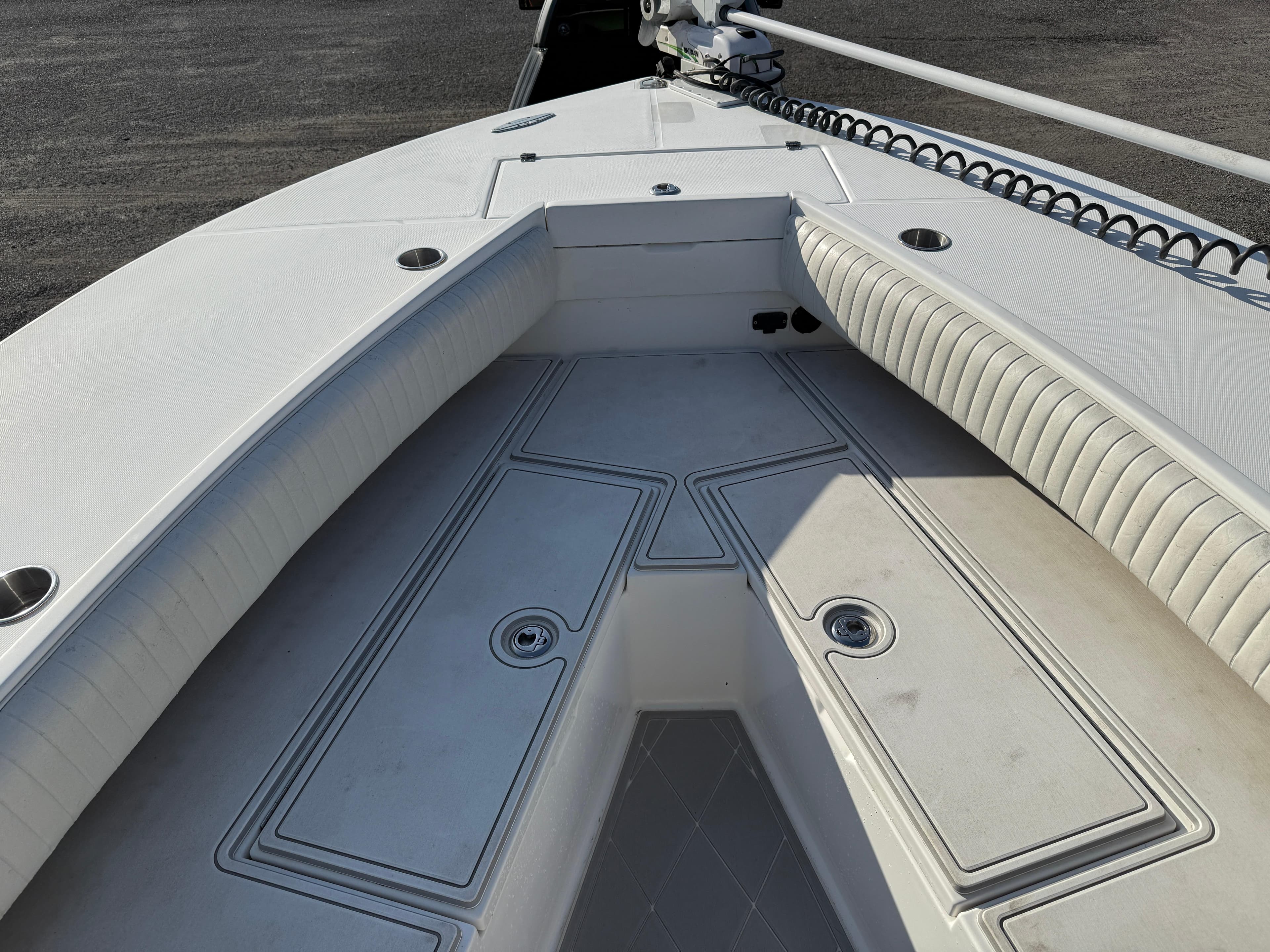 2006 Regulator 32 Forward Seating - 9