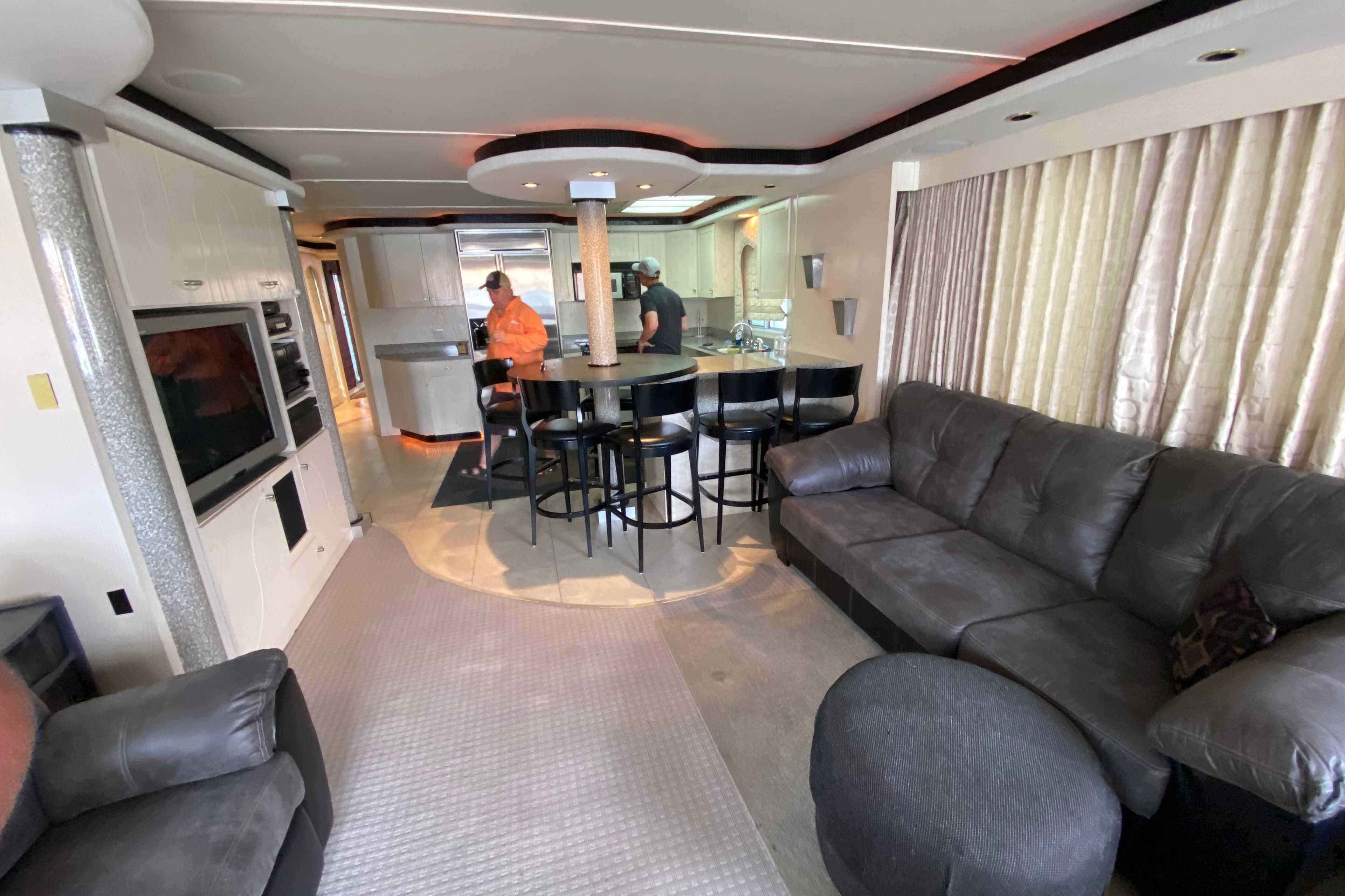 Luxurious 2000 Navigator Showboat interior with modern kitchen and comfortable seating area.