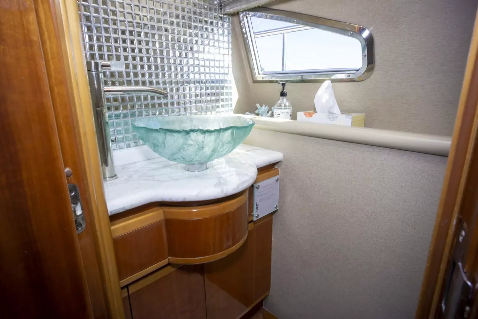 2000 Ferretti Yachts Custom Line 94 - Image 24
