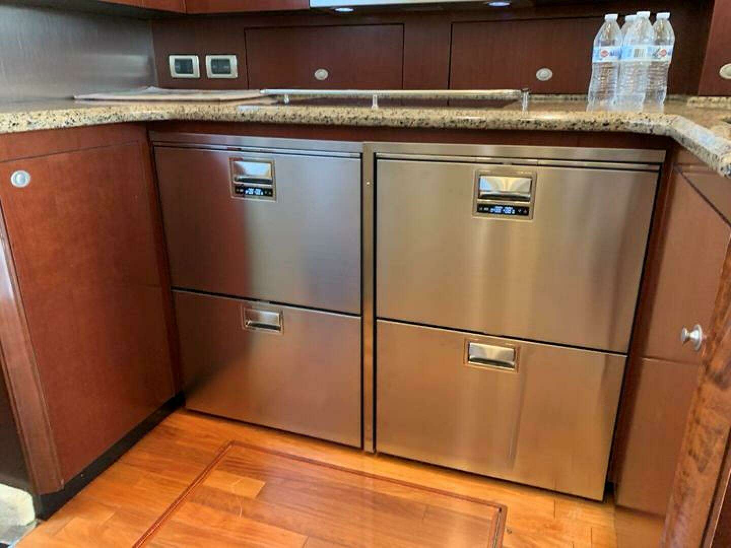 2006 Sea Ray 52 Sedan Bridge - Image 2