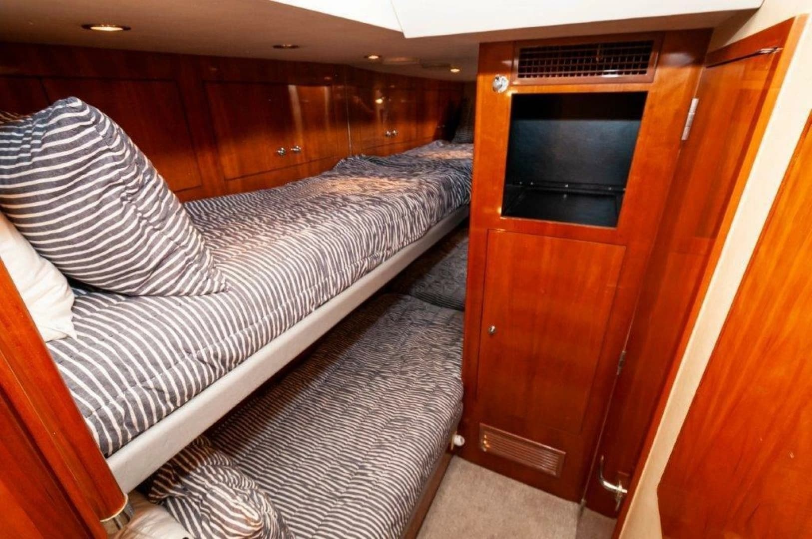 2002 Hatteras 65 Enclosed Bridge - Image 17
