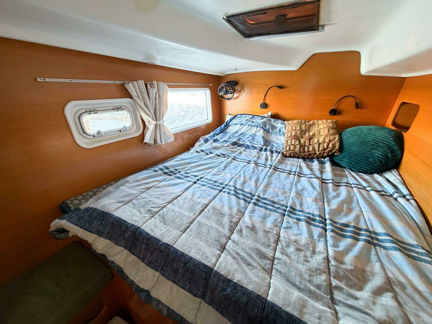 2005 Lagoon 380S - Image 38